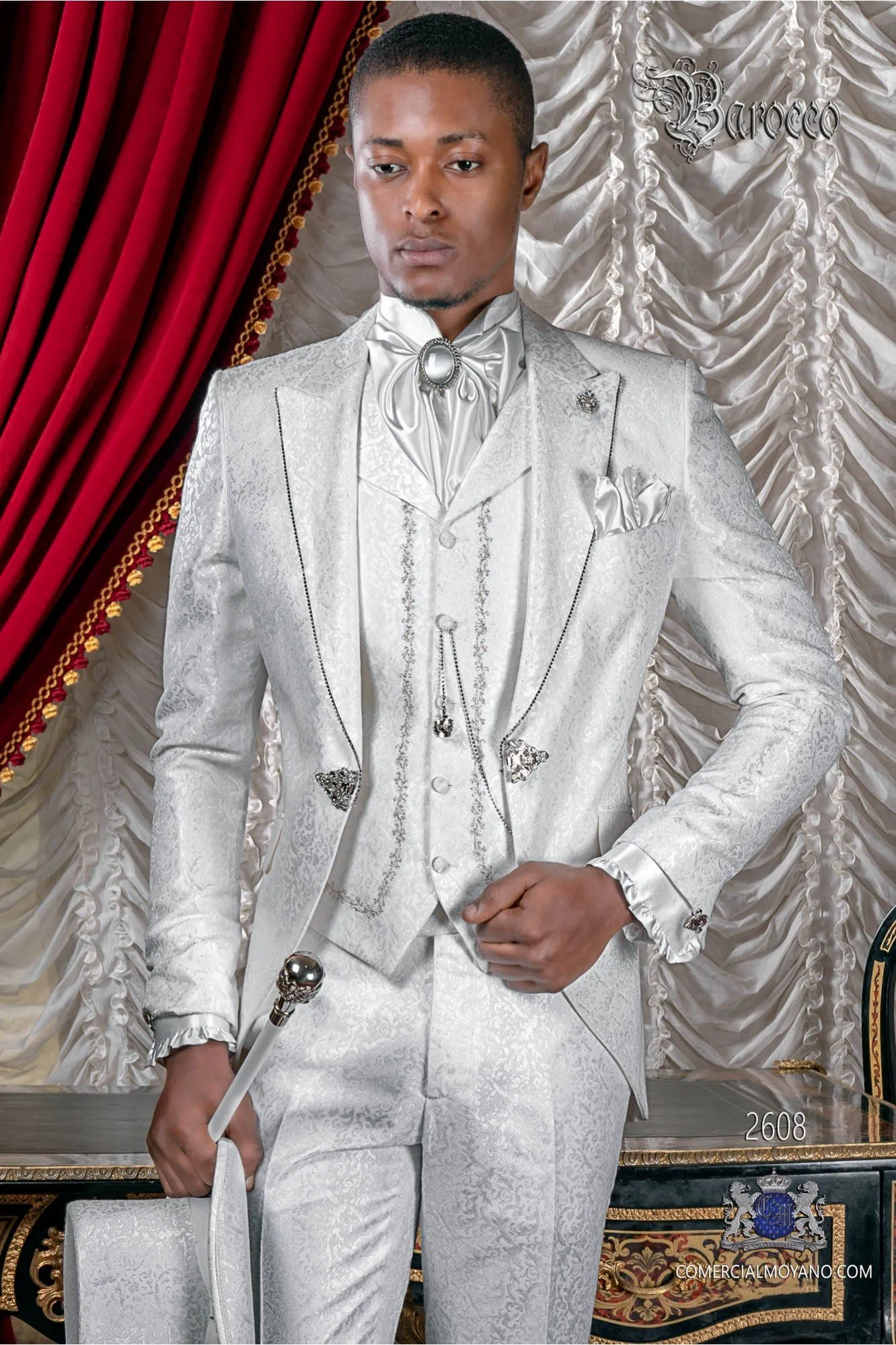Redingote baroque blanc de brocard avec cristal strass.